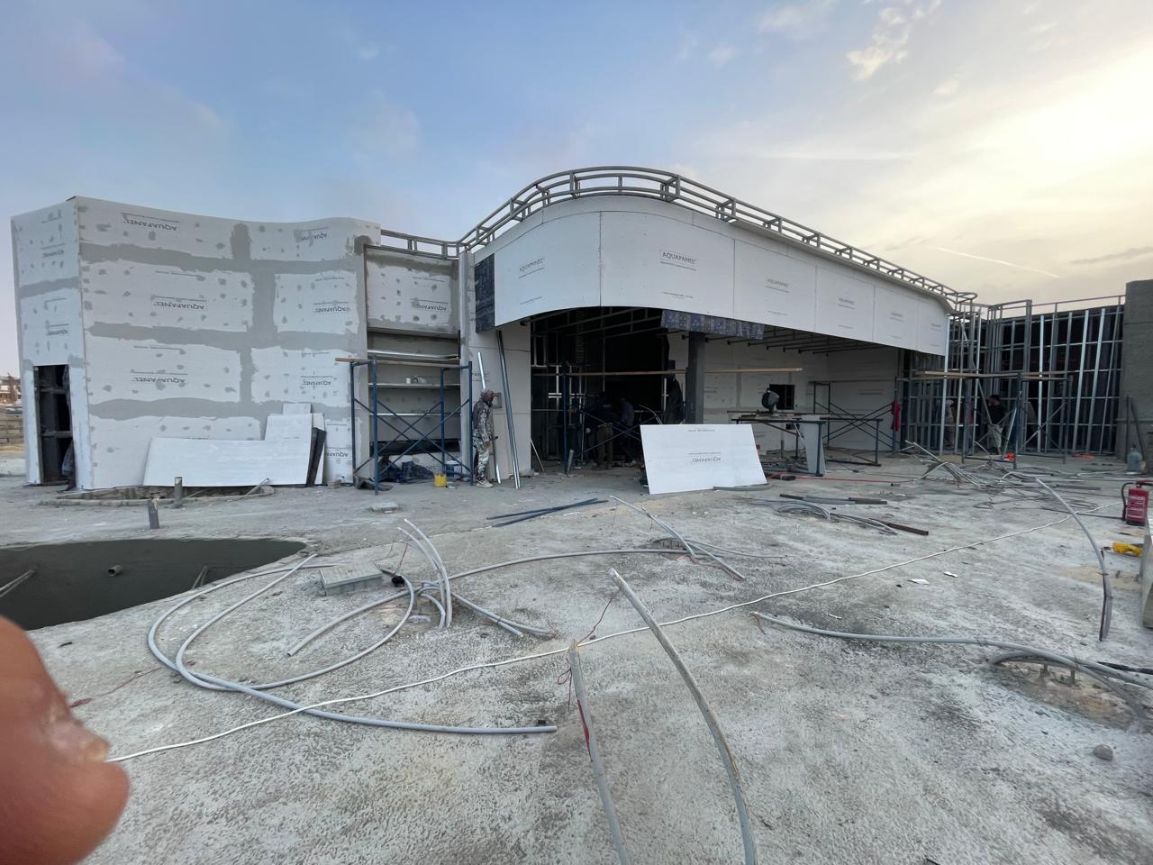 Fast‑track residential finishing with wood cladding and plaster.